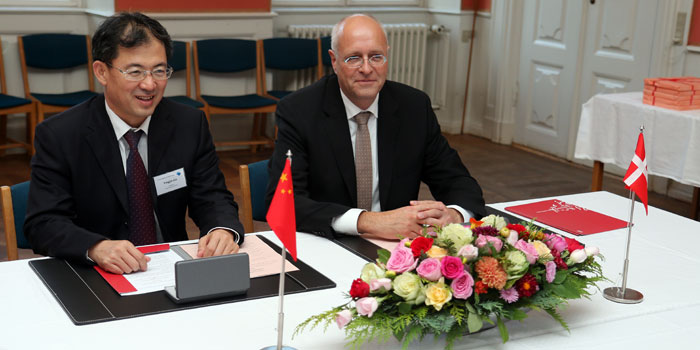 Vicepræsident Dr. Yingjie Liu, Chinese Academy of Fisheries Science og institutdirektør Fritz Köster, DTU Aqua. Foto: Line Reeh.