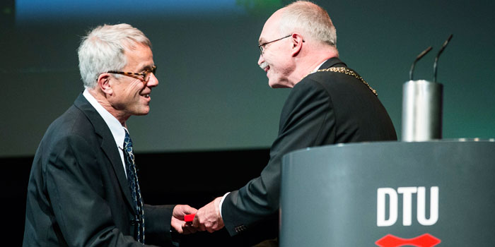 Professor Thomas Kiørboe, DTU Aqua fik overrakt G. A. Hagemanns guldmedalje for sin forskning af DTU's rektor Anders Bjarklev ved DTU's årsfest 2015.  Foto: Thorkild Amdi Christensen