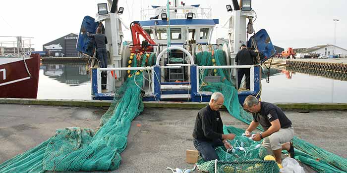 Udvikling af ny fiskeriteknologi kræver afprøvning på havet. Her gøres klar til test på forskningsskibet Havfisken. Foto: DTU Aqua.