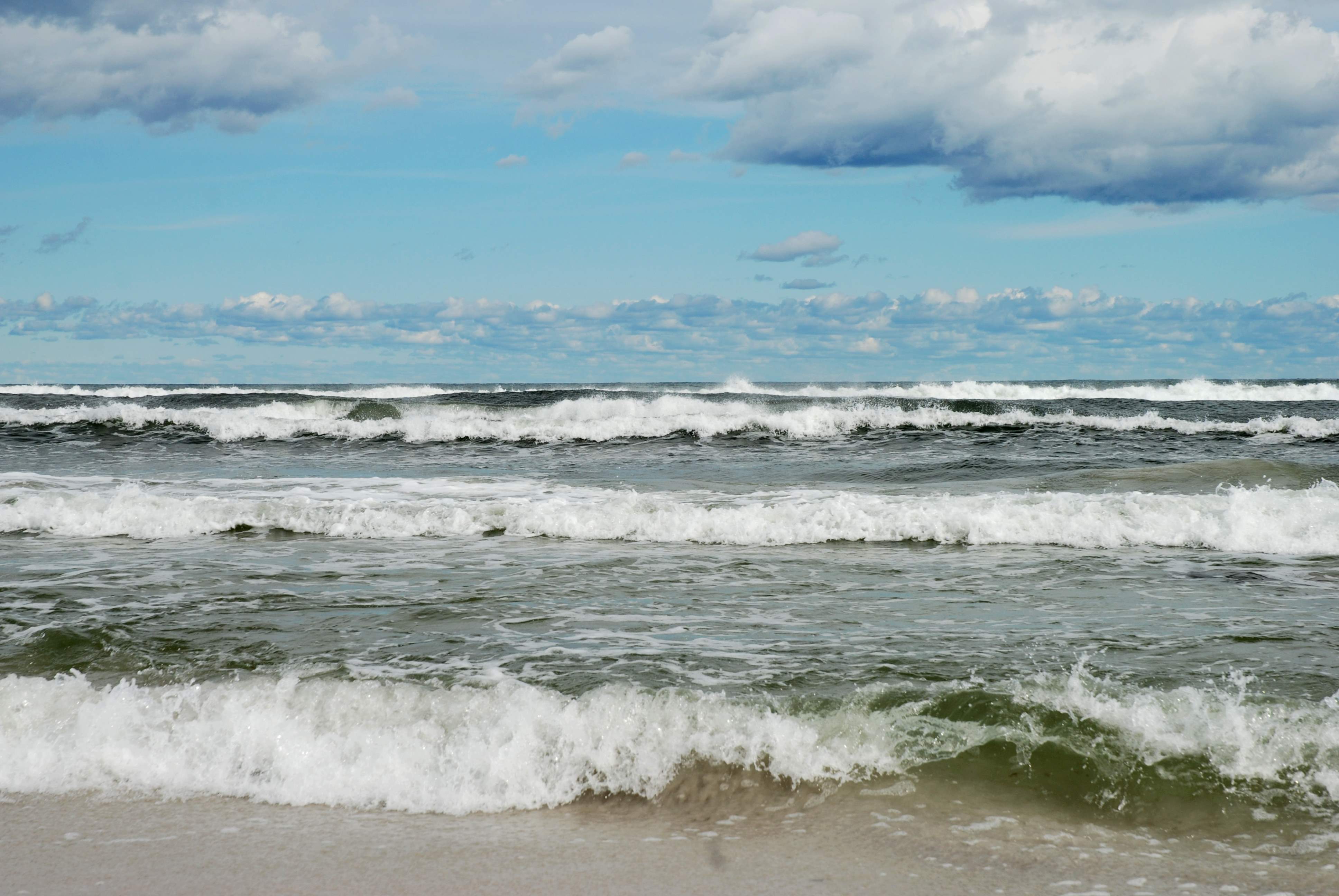 Havet der skyller ind over en strand