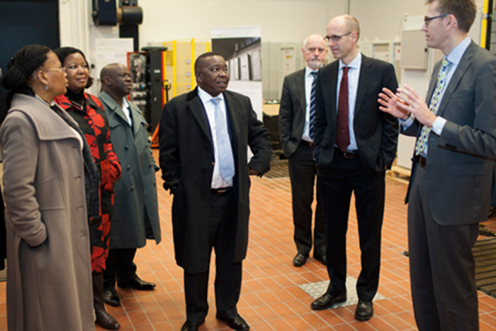 Den sydafrikanske undervisningsminister, Dr. Blade Nzimande, under besøget på PowerLabDK, hvor professor og centerleder Jacob Østergaard (th.) tog imod.