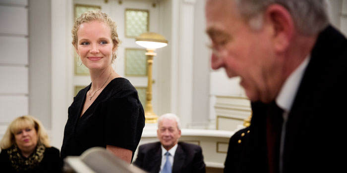 Nina Overgaard Therkildsen får overrakt Jorcks Forskningspris i Højesteret. Foto: Jakob Carlsen.