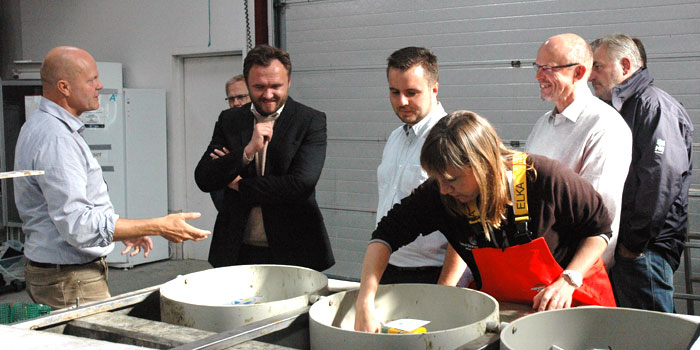 Fødevareministeret Dan Jørgensen på Dansk Skaldyrcenter, DTU Aqua. Foto: Camille Saurel.