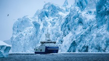 Koncepttegning af Dana V udført af Knud E. Hansen og indsat i foto fra Visit Greenland/Jason C. Hill. 