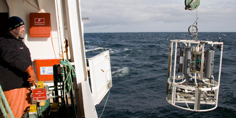 Oceanografisk måleudstyr (CTD) sænkes i vandet fra Dana. Foto: Line Reeh