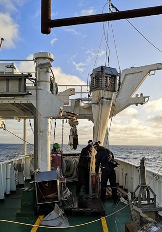 Indsamling af zooplankton med multinet. Efter indsamling sorteres vandlopperne fra prøven og analyseres for indhold af mikroplastik. Foto Torkel Gissel Nielsen