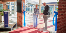 Departementschef Hanne Meldgaard klipper 'den røde snor' - her i form af et fiskenet - ved indvielsen af DTU Hirtshals Campus. Foto: Louise Dybbro