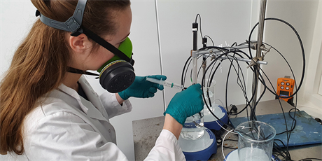 Med en mikrosensor måler ph.d.-studerende Julie Hansen gassen svovlbrinte, som er giftig selv i små koncentrationer. Foto: Tilo Pfalzgraff.